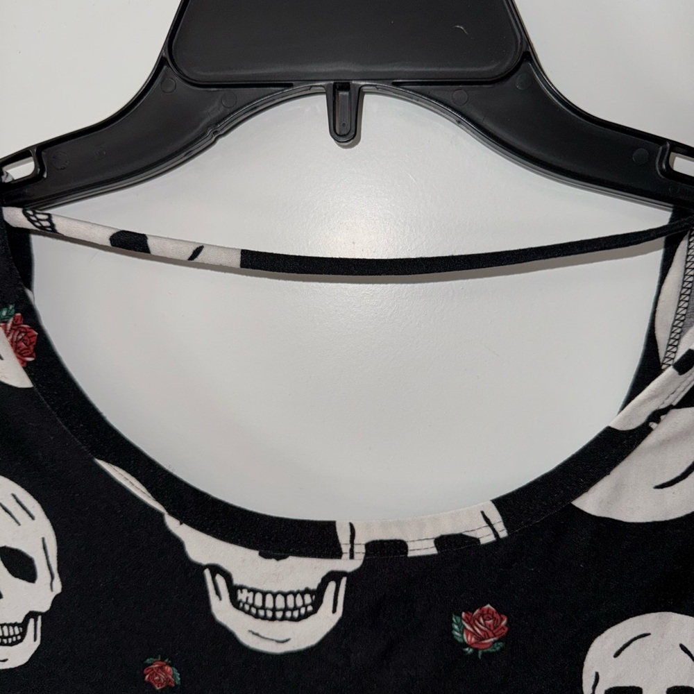 No Boundaries Black Skull Print Tee - Picture 4 of 4